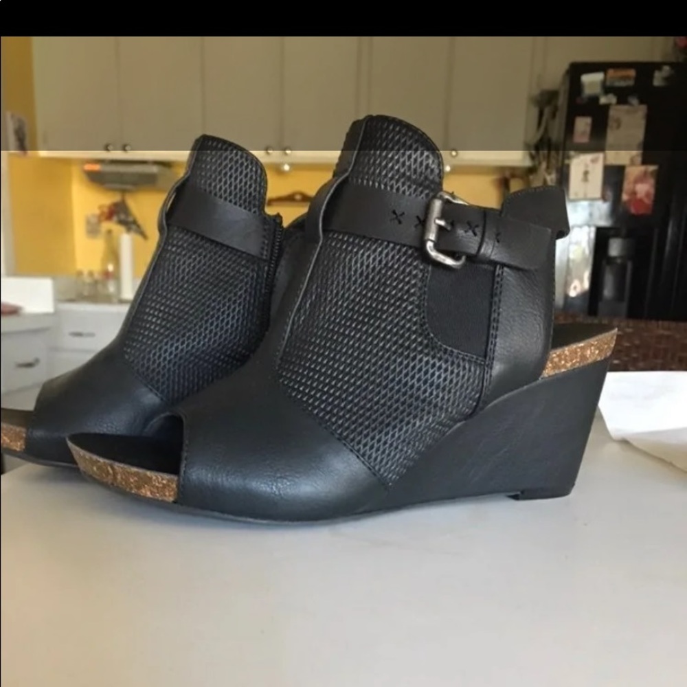 Ankle strap wedge peep toe